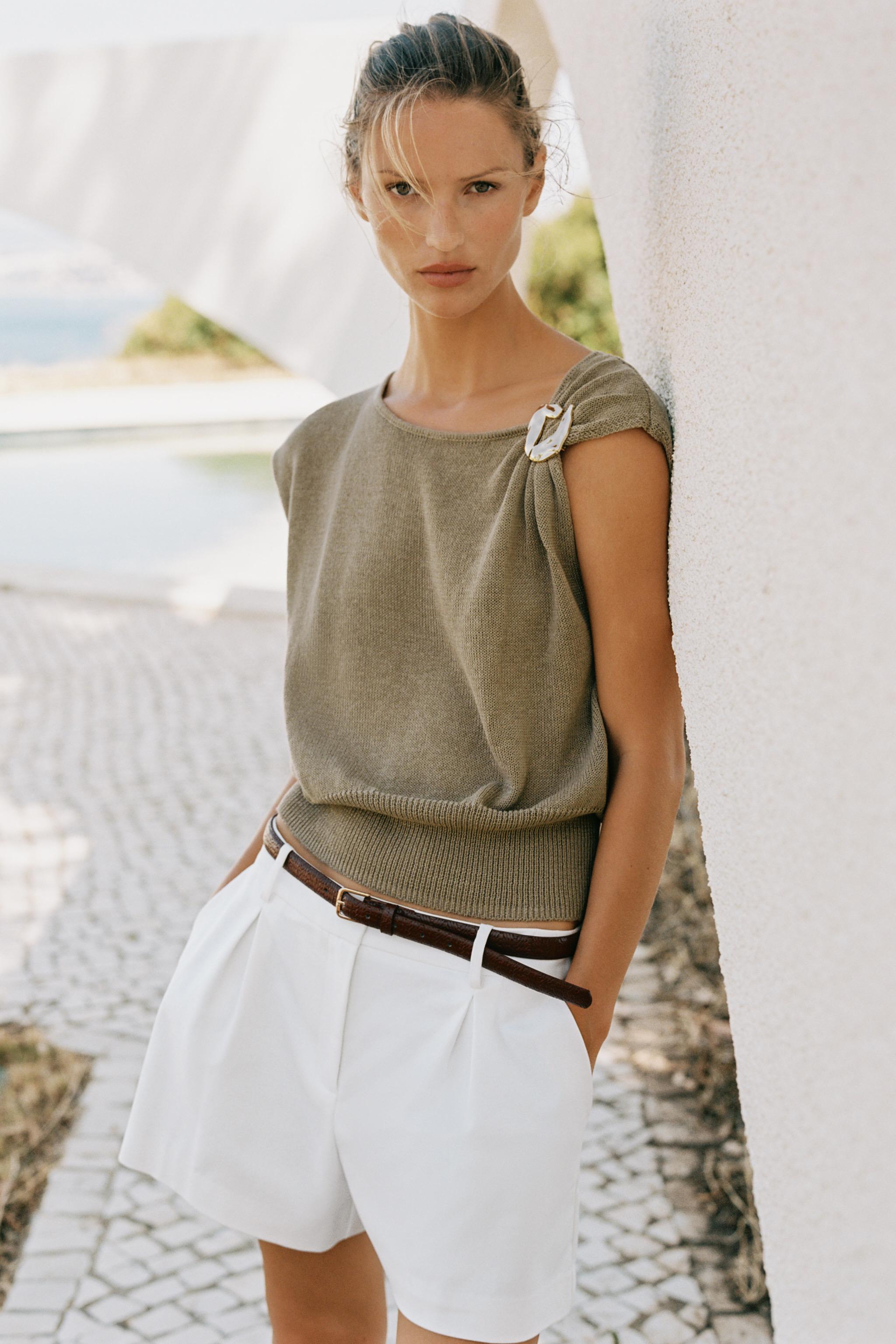 SHORT À PINCES ET CEINTURE